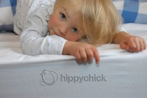 Натяжная непромокаемая простынь Hippychick (Хиппичик), цвет белый, размер 150*200 - "Mama's Mart"  Интернет-магазин детских товаров